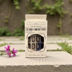 💅🏽 Press On Nails Set | Black Swirl Studded Design